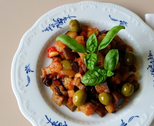 1. Этап. Овощи по-сицилийски с каперсами: 15. Специи и соль добавляйте по вкусу. Перед подачей украсьте базиликом или зеленью петрушки.