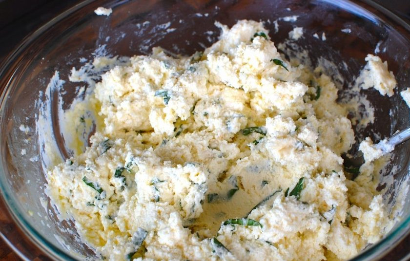 1. Этап. Маникотти из блинов с сырной начинкой: 1. Смешайте рикотту, 120-150 грамм тертого пармезана, яйцо, соль и перец по вкусу, чесночный порошок, 4 веточки свежего измельченного базилика.