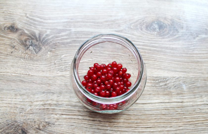 1. Этап. Наливка из красной смородины: Смородину вымойте, обсушите, удалите хвостики и выложите в стеклянную банку с широким горлышком.