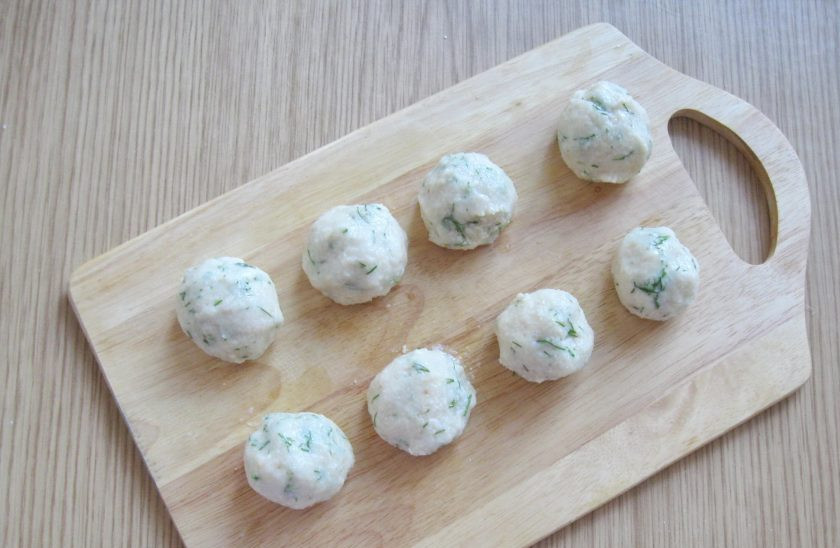 1. Этап. Куриный бульон с галушками из лаваша: Влажными, мокрыми руками скатайте из приготовленного теста шарики размером чуть больше, чем грецкий орех.