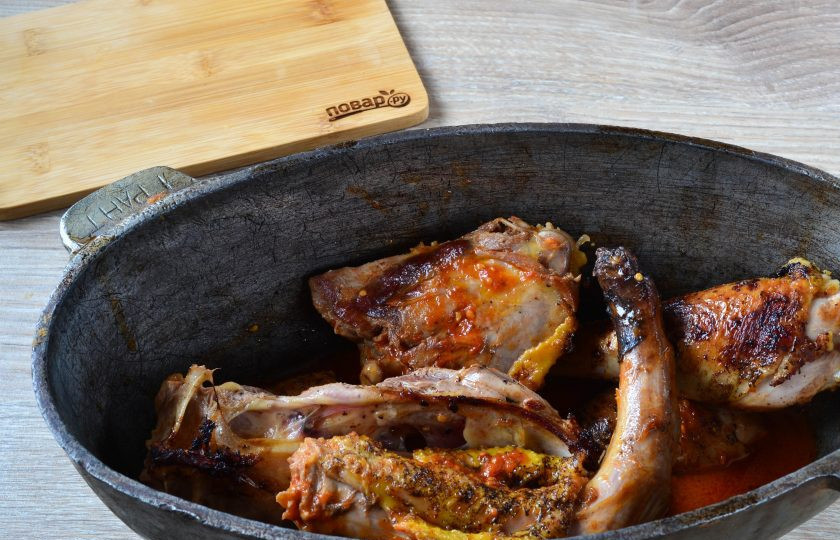 1. Этап. Жаркое из гуся: 6.Для приготовления жаркого можно использовать большой глиняный горшок, казан, утятницу или большую жаропрочную стеклянную форму. Я использую утятницу. Мясо выложите на дно посуды в которой будете готовить жаркое, вылейте также весь томатный соус, который остался в сковороде.