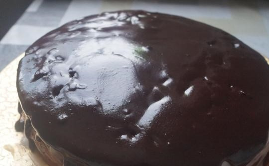 1. Этап. Торт трехслойный: 8. Достаньте из холодильника торт. Залейте верхний корж глазурью. Украсьте его по своему вкусу (можно фруктами). Дайте возможность застыть глазури. Теперь можно угощать гостей.