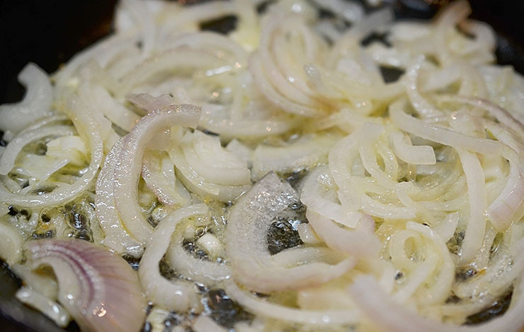 1. Этап. Пирог с рыбой и луком в горчичном соусе: Лук почистите и нарежьте полукольцами. Обжарьте на сливочном масле до прозрачности.