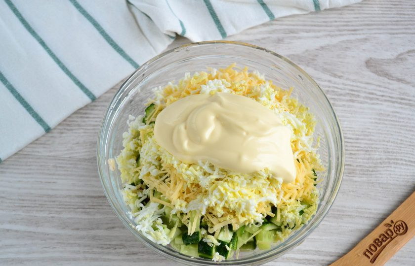 1. Этап. Салат с копченым мясом и огурцом: Смешайте все ингредиенты. Добавьте майонез.