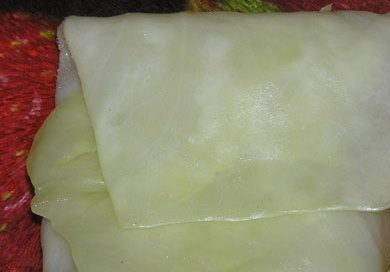 1. Этап. Шницель капустный с сыром: Заворачиваем ломтик сыра в капустный лист. Сворачивать нужно конвертиком, как на голубцы.