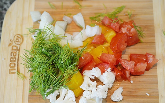 1. Этап. Завтрак в сладком картофеле: Подготовить начинку: все овощи порежьте кубиком.