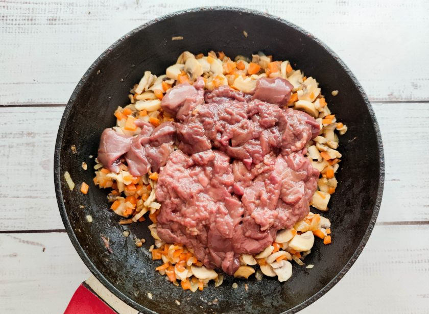 1. Этап. Печень с грибами и картошкой: Печень нарежьте небольшими кусочками, выложите в сковороду, хорошо перемешайте и жарьте 10-12 минут.