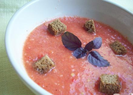 1. Этап. Испанский холодный суп: 6. Теперь добавляем перца и соли, оливкового масла, винного уксуса. Хорошенько все перемешиваем. Часа на три-четыре суп уберем в холодильник. По желанию можно добавить томатного сока.