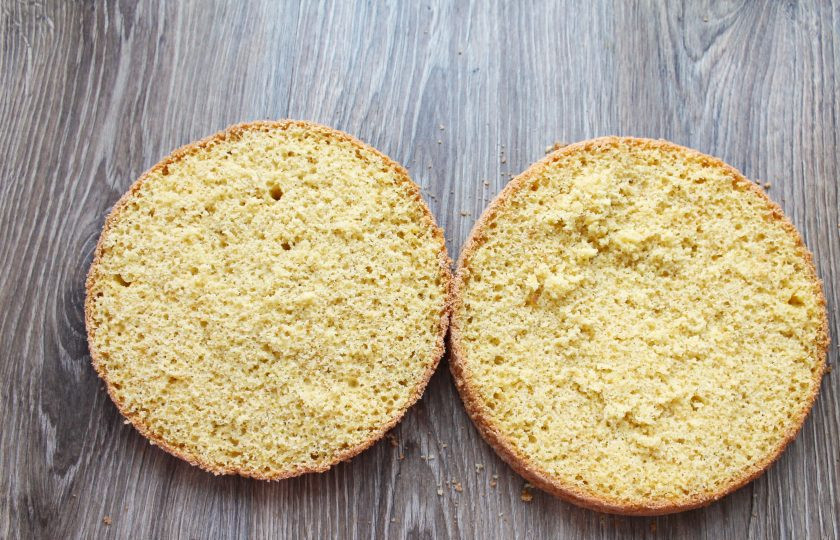 1. Этап. Торт Чародейка в мультиварке: Бисквит разрежьте на два коржа.