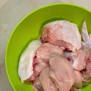 1. Этап. Курица с кабачками под чесночной корочкой: Курицу помыть и нарезать на порционные куски.