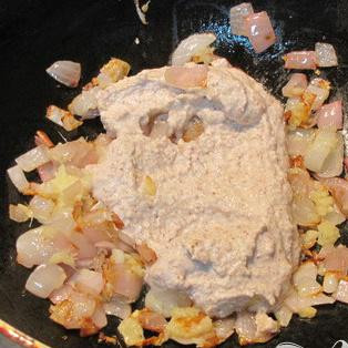 1. Этап. Мини-баклажаны: Лук уже должен быть коричневатого цвета, добавляем к нему сделанную пасту и перемешайте.