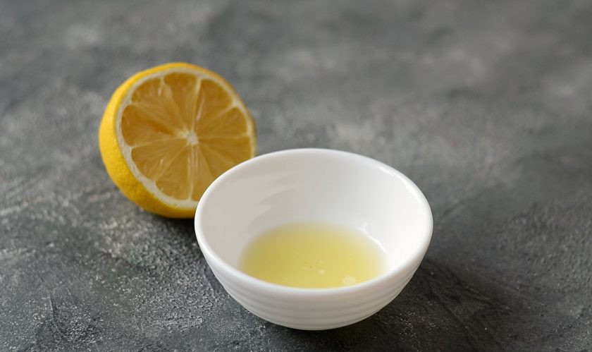 1. Этап. Варенье из брусники с морковью: Выжмите сок одного лимона, влейте в варенье.