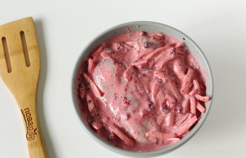 1. Этап. Куриная грудка в брусничном соусе: Добавьте куриную грудку (можно по желанию разрезать ее на части), перемешайте и оставьте мариноваться минимум на 1 час.