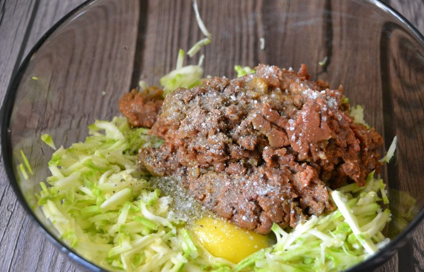 1. Этап. Печеночные оладьи с кабачком: Добавьте к кабачку перекрученные через мясорубку печень и лук, посолите, поперчите.