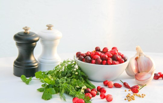 1. Этап. Соус ткемали из красной алычи: 1. Подготовим ингредиенты. Ягоды моем, заливаем водой и на маленьком огне доводим до кипения. Когда ягоды размякнут, удаляем косточки.