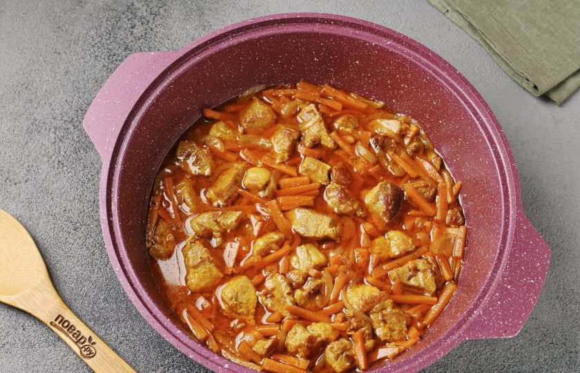 1. Этап. Плов с булгуром и жареной вермишелью: Тушите на небольшом огне под крышкой 20-30 минут.