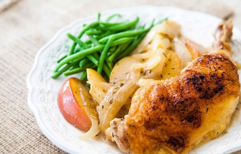 1. Этап. Куриные окорока с соусом: 9. Подавайте курицу с тушеными яблоками и луком, полейте образовавшимся соусом.