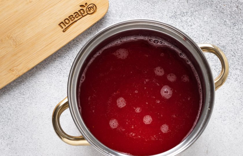 1. Этап. Морс из клюквы без сахара: Добавьте клюквенный сок, размешайте.