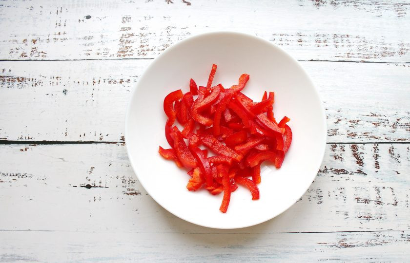 1. Этап. Салат с креветками Золотое море: Болгарский перец вымойте, удалите плодоножку и семена, нарежьте соломкой и выложите в салатник.