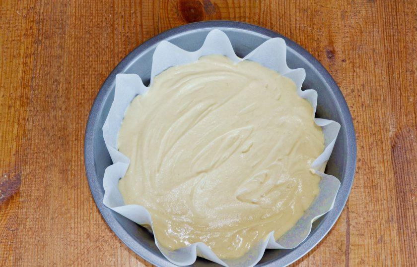 1. Этап. Торт с корицей: Форму застелите пергаментом и выложите половину теста. Отправьте в духовку и выпекайте около 30 минут до готовности (время зависит от размера формы и толщины коржа). После испеките второй корж.