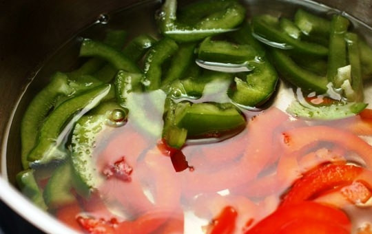 1. Этап. Котлеты из индейки с кисло-сладким соусом: В кастрюле смешиваем 100 мл сока от консервированных ананасов и примерно 250 мл воды. Доводим до кипения, затем опускаем в жидкость нарезанные соломкой овощи.