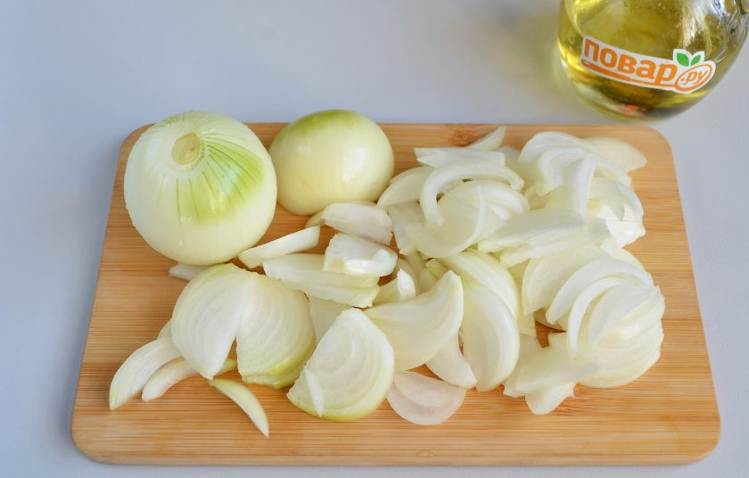 1. Этап. Вареники, запеченные в горшочках: 1. Лук очистите, промойте под проточной водой и порежьте полукольцами. Обжарьте на растительном масле до полуготовности.
