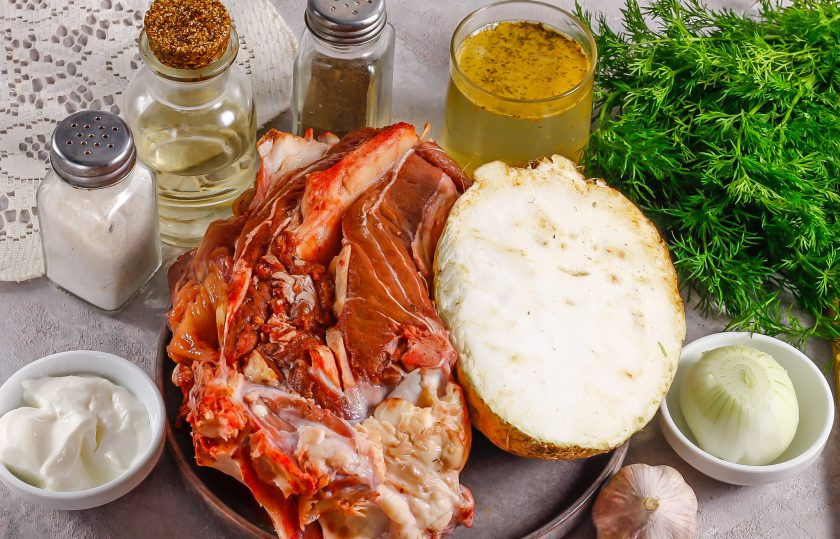 1. Этап. Говяжьи щечки с ризотто из сельдерея: Подготовьте указанные ингредиенты. Говяжьи щеки приобретите на рынке, они продаются с костями.