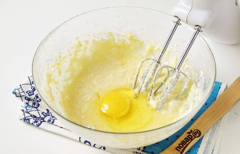1. Этап. Кулич в мультиварке без дрожжей: Добавьте по одному яйца, каждый раз тщательно взбивая массу.