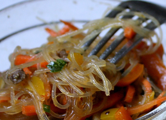 1. Этап. Фунчоза с болгарским перцем: Теперь соединяем все ингредиенты, добавляем специи и соль по вкусу, Сбрызгиваем соевым соусом и уксусом. Тщательно перемешиваем и раскладываем по тарелкам.