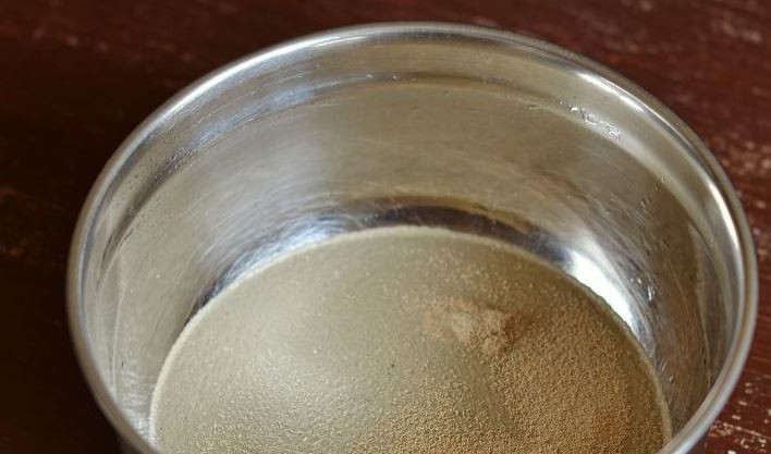 1. Этап. Пышное тесто для пирожков: Растворите дрожжи в тепой воде. Вы можете использовать не только сухие, но и свежие дрожжи. Они бывают быстрого действия. Добавьте к воде сахар и соль.