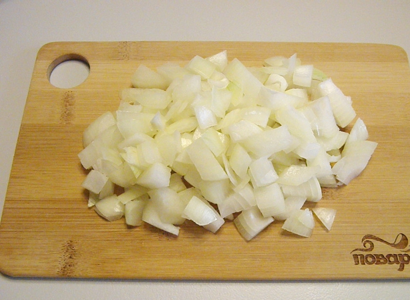 1. Этап. Икра из баклажанов кусочками: Приготовьте ингредиенты согласно списку и приступайте. С лука снимите кожуру, вымойте и порежьте не большими кубиками.