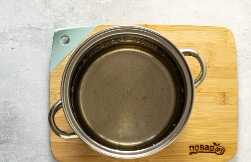 1. Этап. Цукаты из апельсинов: Для сиропа соедините сахар с водой, доведите до кипения.