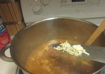 1. Этап. Лагман с баклажанами: Через 30 минут проверьте достаточно ли жидкости, добавьте чеснок, уберите лавровый лист.