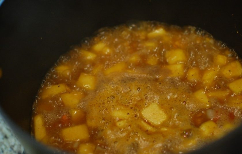 1. Этап. Суп-пюре с тыквой и бататом: 4. Влейте куриный бульон и доведите до кипения, затем накройте крышкой, уменьшите огонь и продолжайте варить на слабом огне 30-45 минут, пока овощи и чечевица не станут мягкими.