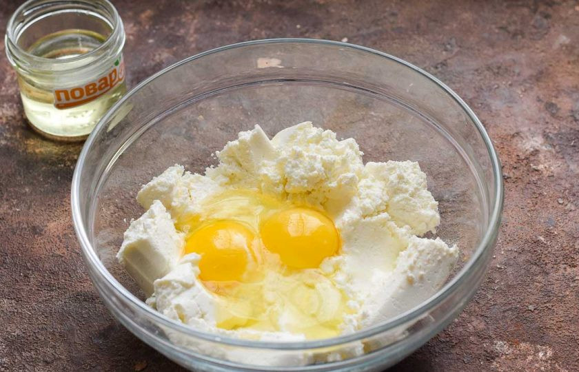 1. Этап. ПП шарлотка с яблоками и творогом: Творог перетрите и переложите в миску, добавьте к творогу куриные яйца.
