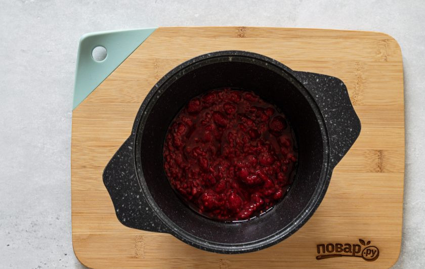1. Этап. Малиновый соус к мясу: Переложите малину в кастрюлю. Проварите на медленном огне 10 минут.