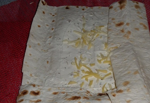 1. Этап. Шаурма с грибами и сыром: Заворачиваем лаваш в виде рулета.