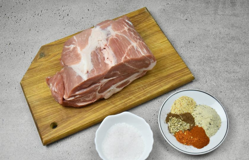 1. Этап. Коппа: Для приготовления коппы приобретите хороший кусочек свиной шеи. Специи можете использовать на свое усмотрение. Посол можно произвести используя только нитритную солью в чистом виде, без смешивания с поваренной.