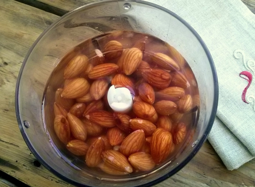 1. Этап. Домашнее миндальное молоко: 2. Высыпьте миндаль в блендер, добавьте холодную фильтрованную воду.