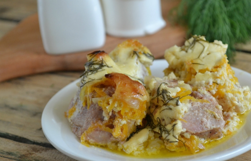 1. Этап. Мясо в духовке со сметаной: Мясо в духовке со сметаной готово. Подавайте его горячим, с молодым картофелем или овощным пюре. Приятного аппетита!