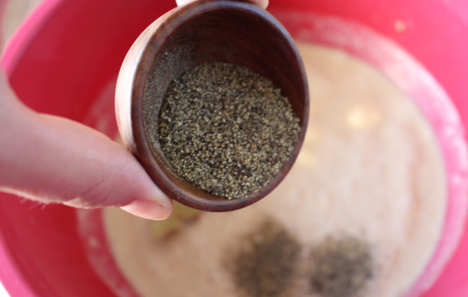 1. Этап. Курица в молочно-чесночном соусе: 6. Добавить перец и прочие специи по вкусу. Соус уже готов.