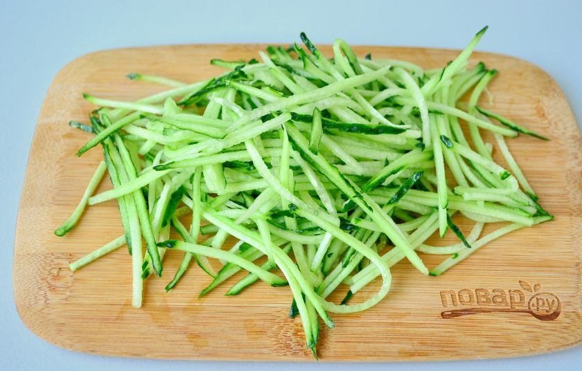 1. Этап. Салат из курицы: 2. Срежьте попки у огурцов, натрите на квадратной терке.