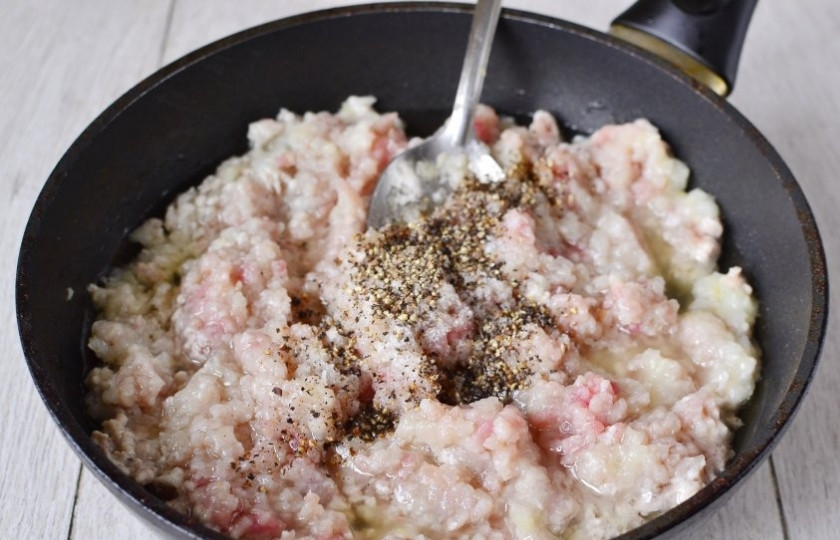 1. Этап. Макароны по-флотски вкусно: Пока варятся макароны, измельчаем лук и обжариваем его с фаршем, солью и перцем в течение 10 минут на среднем огне.