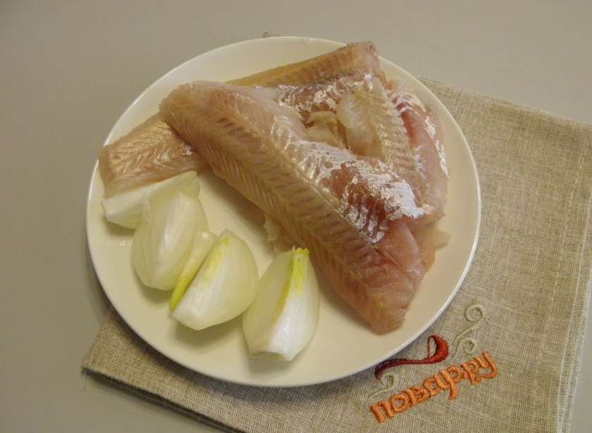 1. Этап. Рыбные котлеты на пару в мультиварке: Луковицу порежьте на 4 части части. Рыбу отделите от кожи и костей.