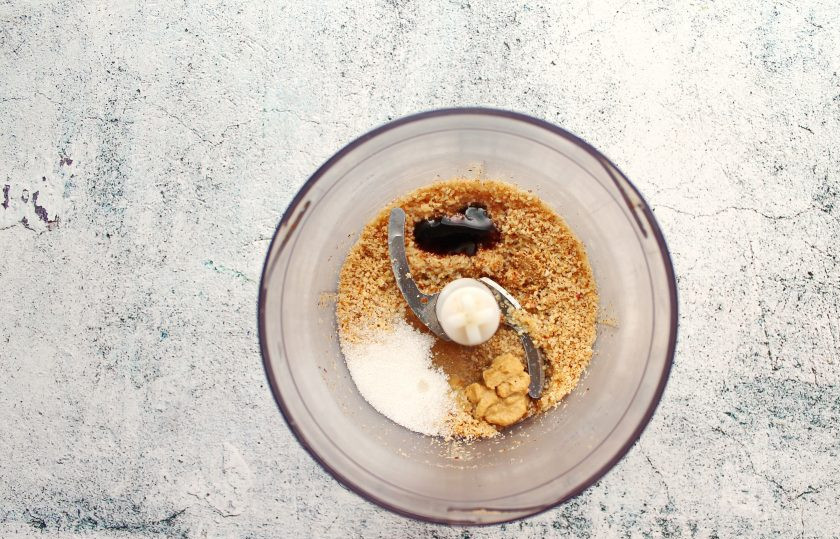 1. Этап. Салат Чука с ореховым соусом: Арахис с кунжутом выложите в чашу блендера и измельчите. Влейте к ним растительное масло, соевый соус, лимонный сок, воду. Добавьте сахар, горчицу и пробейте все до состояния соуса. Выложите салат, добавьте соус и подавайте к столу.