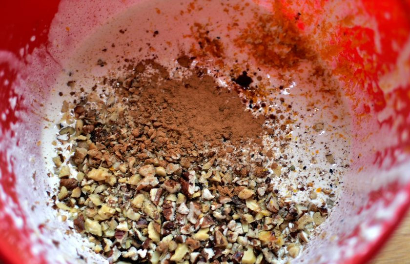 1. Этап. Морковный торт с ароматом апельсина: Всыпьте к яйцам орехи, корицу и свеженатертую апельсиновую цедру.