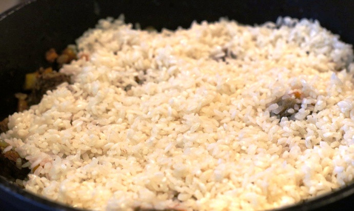 1. Этап. Плов из говядины: По истечению этого времени высыпьте в сотейник промытый рис.