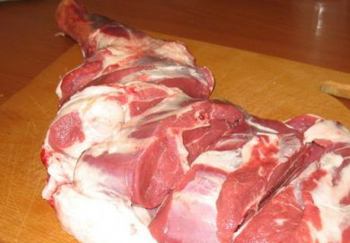 1. Этап. Бульон из баранины: Для такого бульона идеально подойдет лопатка или шейная часть, мясо необходимо тщательно промыть и разрезать на довольно крупные куски.