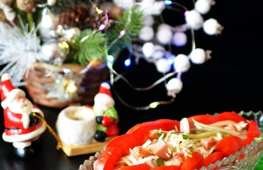 1. Этап. Салат Портфолио: Салат подаём охлаждённым. При подаче сверху кладём дольки помидоров. Приятного аппетита!