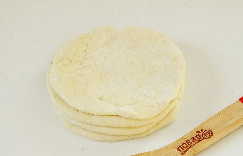 1. Этап. Картофельное печенье: Каждую часть раскатайте и сложите стопочкой.